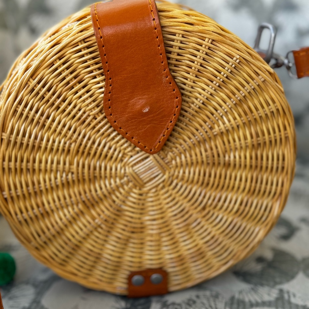 Pre-Owned Round Bamboo Bag – Chic & Eco-Friendly Style!